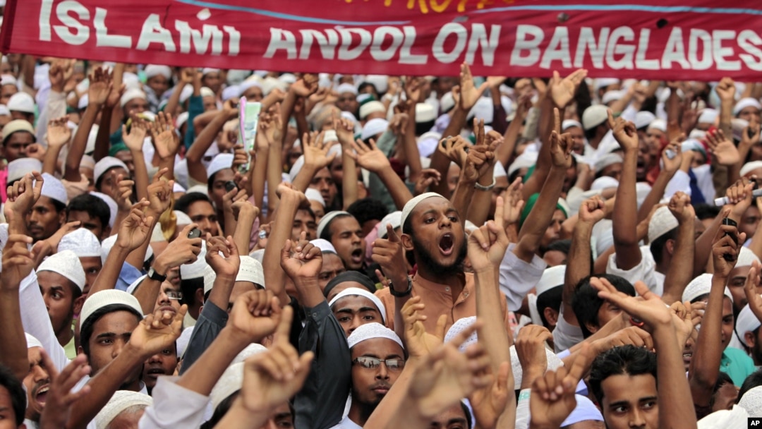 Muslim di Dhaka, Bangladesh, meneriakkan slogan protes terhadap video anti-Islam. (AP/A.M. Ahad)