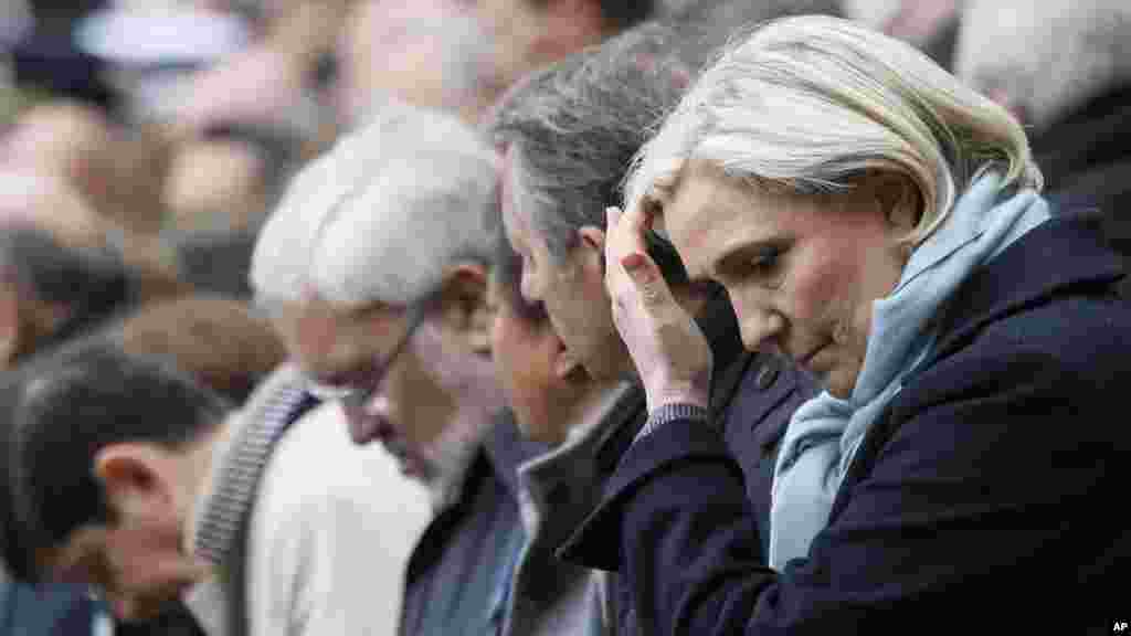 Marine Le Pen, l&#39;un des deux candidats du deuxième tour de l&#39;élection présidentielle française, assiste à la cérémonie d&#39;hommage, mardi 25 avril, à Xavier Jugelé, le policier tué lors de l&#39;attentat sur les Champs-Élysées, Paris.