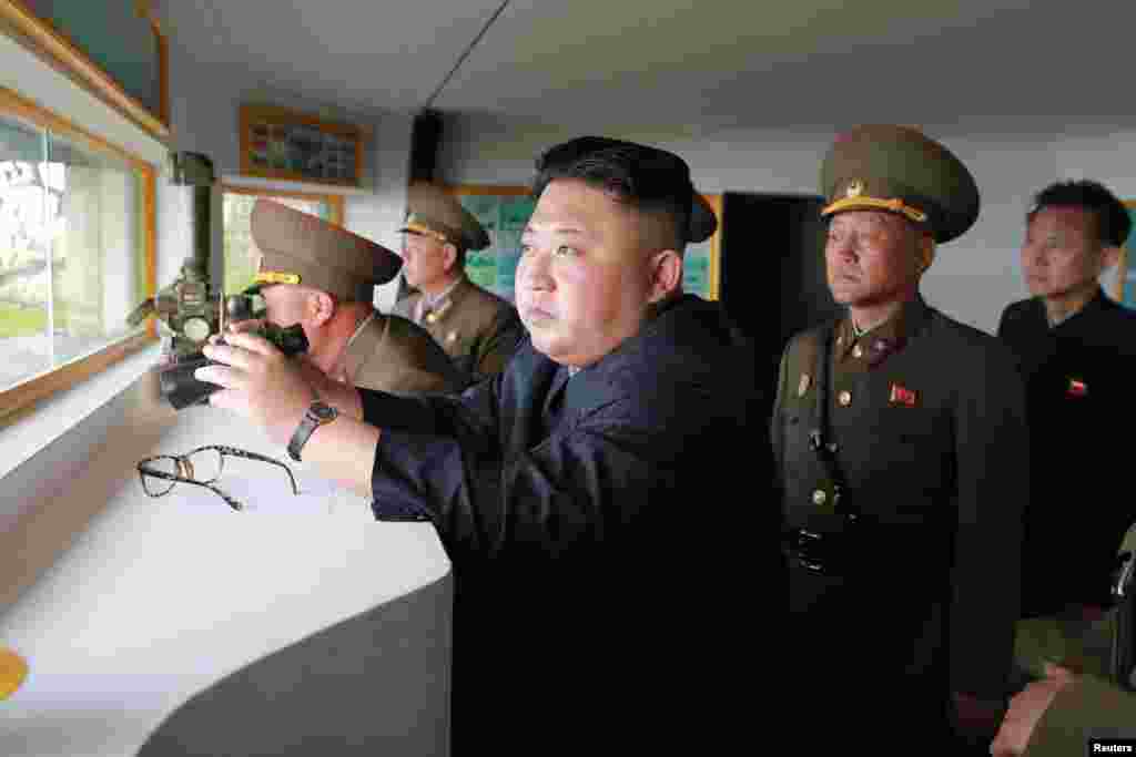 북한 장재도방어대와 무도영웅방어대를 방문한 김정은 국무위원장이 화력진지들과 포은폐부대들을 돌아봤다고 조선중앙통신이 보도했다.