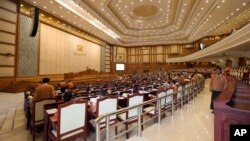 Anggota parlemen dari Partai Liga Nasional untuk Demokrasi (NLD) menghadiri sesi reguler majelis rendah parlemen di Naypyitaw, Myanmar, 19 Juni 2017. (Foto: dok).