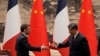 ARCHIVO - El presidente francés Emmanuel Macron, izquierda, estrecha su mano con su homólogo chino Xi Jinping tras reunirse con los medios en el Gran Salón del Pueblo, en Beijing, el jueves 6 de abril de 2023.