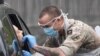 Un membre de l'armée teste une personne dans un centre de traitement de coronavirus, le 18 avril 2020 aux États-Uni,. REUTERS / Toby 