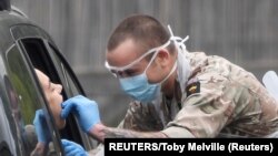 Un membre de l'armée teste une personne dans un centre de traitement de coronavirus, le 18 avril 2020 aux États-Uni,. REUTERS / Toby 