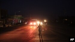 Polisi Afghanistan memblokir jalana menuju lokasi ledakan di Kabul, Afghanistan, Senin (1/8). (AP/Massoud Hossaini)