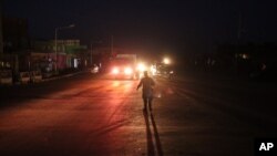 2016年8月1日在阿富汗首都喀布尔警方在通往爆炸现场的道路上盘查。