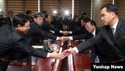 南北韓代表星期五在開城舉行副部長級會談前握手