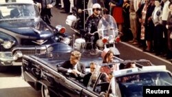 Tư liệu - Xe chở Tổng thống John F. Kennedy và đệ nhất phu nhân, cùng Thống đốc bang Texas John Connally, đi qua thành phố Dallas không lâu trước khi ông Kennedy bị ám sát, ngày 22 tháng 11, 1963.