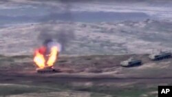 در این تصویر که روز یکشنبه ۶ مهر (۲۷ سپتامبر) توسط وزارت دفاع ارمنستان منتشر شده، یک تانک آذربایجان که در خط مقدم درگیری هدف قرار گرفته است، دیده می‌شود. (عکس از آسوشیتدپرس) 