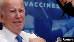 El presidente de EEUU, Joe Biden, en el momento de recibir una dosis de refuerzo de la vacuna contra el coronavirus, en el auditorio de la Casa Blanca, el 25 de octubre de 2022.