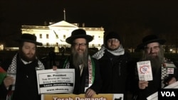 Warga Yahudi Ortodoks ikut memprotes kebijakan Trump mengakui Yerusalem sebagai ibu kota Israel, dalam aksi di depan Gedung Putih, Rabu (6/12) malam. 