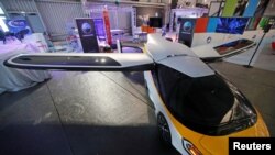 Leteći automobil kompanije AeroMobil prikazan na Sajmu avijacije u Parizu, 17. juna 2017.