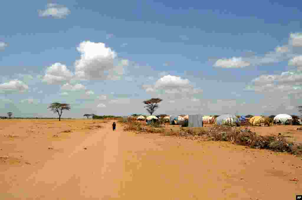 The refugee camps at Dadaab now hold more than four times their intended capacity, July 22, 2011. New arrivals are forced to construct makeshift structures on the outskirts of the camps. (VOA Photo - M. Onyiego)