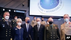 Фото: делегації США, НАТО та Росії перед засіданням Ради НАТО-Росія 12 січня 