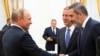 (ARŞİV) 2018'de Dışişleri Bakanı Mevlüt Çavuşoğlu ve Milli Savunma Bakanı Hulusi Akar'la birlikte Moskova'ya giden MİT Müsteşarı Hakan Fidan Rusya Cumhurbaşkanı Vladimir Putin'le el sıkışırken