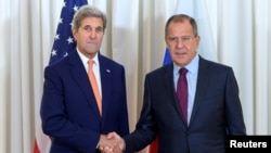 존 케리(왼쪽) 미 국무장관과 세르게이 라브로프 러시아 외무장관이 26일 시리아 사태 논의를 위해 스위스 제네바 시내 호텔에서 만나 악수하고 있다. 