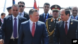 Egyptian President Abdel Fattah al-Sisi, right, greets Jordan's King Abdullah II on his arrival to attend an Arab summit, in Sharm el-Sheikh, South Sinai, Egypt, March 28, 2015. 