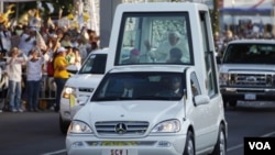 El Papa Benedicto XVI fue ovacionado por una multitud en su trayecto hasta la ciudad de León.