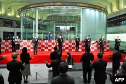 This picture shows a ceremony of the close of the end-of-year trading session at the Tokyo Stock Exchange in Tokyo, Dec. 30, 2020.