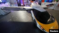 Mobil terbang yang diproduksi oleh AeroMobil yang dipamerkan dalam Paris Air Show Juni lalu (foto: ilustrasi). Perusahaan transportasi online Uber berencana mengembangkan taksi terbang.