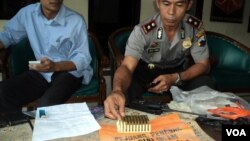 Temuan puluhan amunisi dan peluru aktif di Solo, Jumat, 28 Juni 2013 (VOA/Yudha Satriawan)