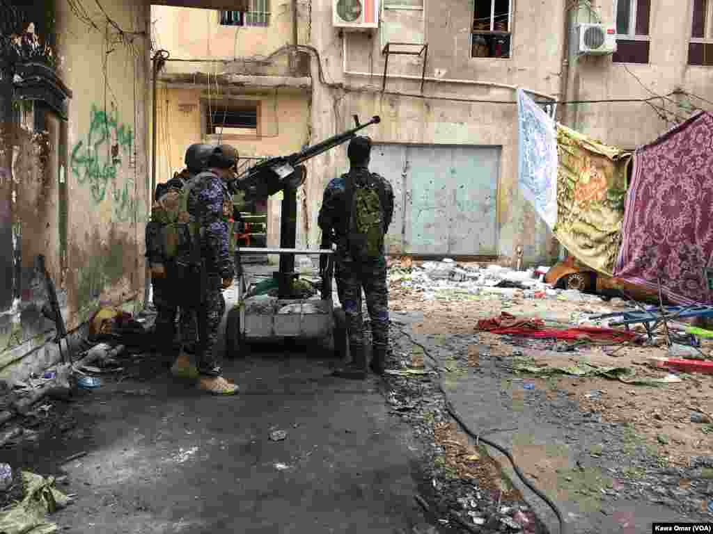 نیروهای نظامی عراقی در حال گزمه در محله باب جدید شهر موصل عراق.