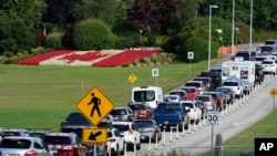 امریکہ سے گاڑیوں کی ایک لمبی قطار کینیڈا داخل ہونے کے لیے سرحدی گیٹ پر موجود ہے (فائل)