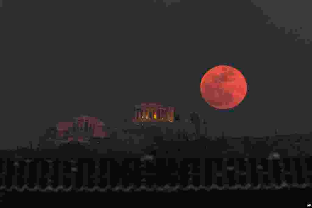 تصویری از اَبرماه سرخ آبی بر فراز آسمان آتن یونان