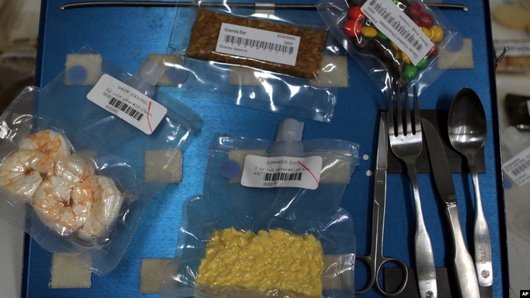 Nampan seperti yang umum digunakan di pesawat antariksa menunjukkan contoh-contoh makanan yang tersedia bagi para astronot.