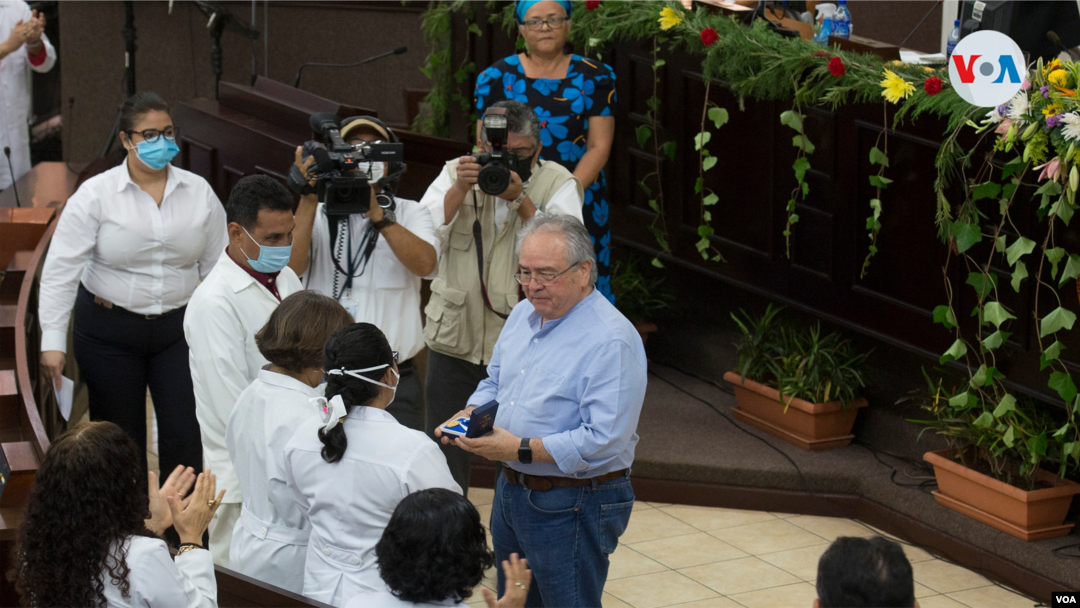 El presidente de la Asamblea Nacional de Nicaragua, Gustavo Porras, condecora a la ministra de Salud, Martha Reyes, el 6 de agosto de 2020. Foto de Houston Castillo, VOA.