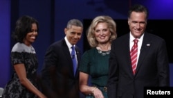 El presidente Barack Obama y su esposa Michelle con el candidato Mitt Romney y su señora Ann antes del último debate en Florida.