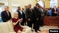 Kellyanne Conway est agenouillée sur le canapé dans le bureau Oval à la Maison-Blanche, le 27 février 2017.