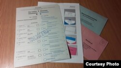 Образцы бюллетеней на выборах в Бундестаг и конверты для отправки их по почте