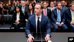 CEO Facebook Mark Zuckerberg memberikan kesaksian di depan komisi DPR AS di Capitol Hill hari Rabu (11/4). 