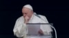 El papa Francisco tose durante la plegaria del Angelus, desde la ventana de su estudio frente a la Plaza de San Pedro, el domingo 1 de marzo de 2020.