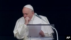 El papa Francisco tose durante la plegaria del Angelus, desde la ventana de su estudio frente a la Plaza de San Pedro, el domingo 1 de marzo de 2020.