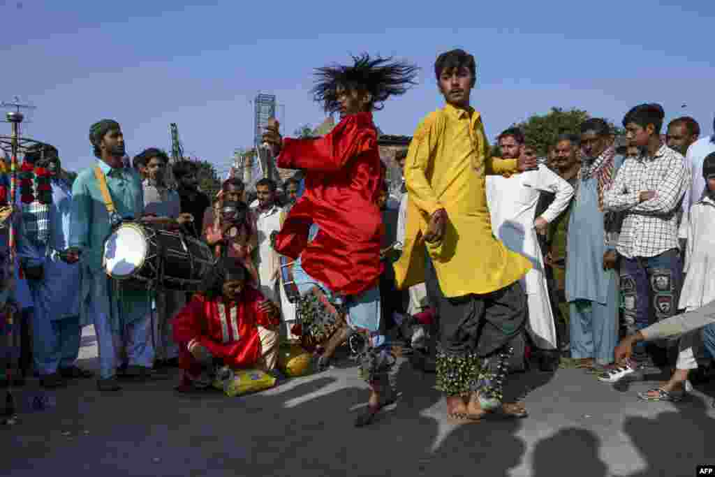 دھمال کے لیے بعض افراد پیروں میں گھنگھرو بھی باندھتے ہیں۔