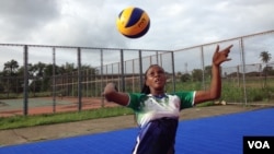 Florence Amara in action on the volleyball court, Freetown, Sierra Leone, July 22, 2015. (N. deVries/VOA News)