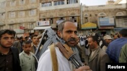 一名胡赛武装人员2015年6月14日在萨那参加集会反对沙特领导的盟军进行的空袭