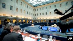 Menteri Kehakiman Belanda Ard van der Steur, kedua kiri, menunggu awal pertemuan informal menteri-menteri Kehakiman dan Dalam Negeri di Maritime Museum di Amsterdam, Belanda, Senin, 25 Januari 2016.