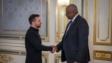 Menteri Pertahanan AS Lloyd Austin (kanan) menjabat tangan Presiden Ukraina Volodymyr Zelenskyy ketika bertemu di Kyiv, Ukraina, pada 21 Oktober 2024. (Foto: Press Service of the President of Ukraine via AP)