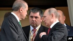 El presidente turco, Recep Tayyip Erdogan, izquierda, habla con Vladimir Putin luego de reunirse en Sochi el 3 de mayo.