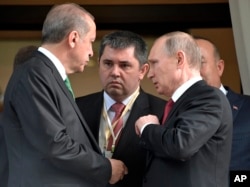 ປະທານາທິບໍດີ ເທີກີ ທ່ານ Recep Tayyip Erdogan (ຊ້າຍ) ລົມກັບປະທານາທິບໍດີ ຣັດເຊຍ ທ່ານ Vladimir Putin (ຂວາ).
