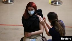 Una adolescente recibe una dosis de la vacuna de Pfizer contra COVID-19 en Santiago de Chile el 23 de junio de 2021. Chile es el país más avanzado en vacunaciones en América Latina con alrededor de un 54% de la población.