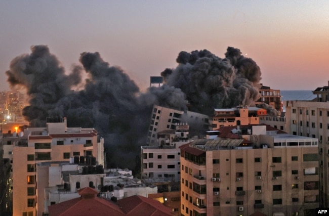 اسرائیل کے فضائی حملوں میں غزہ کی تباہ ہونے والی رہائشی عمارتیں۔