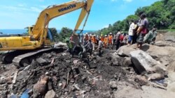 Tim SAR Gabungan evakuasi korban banjir bandang yang tertimbun material tanah dan bebatuan di desa Waematan, Kabupaten Lembata, NTT, Kamis (8/4) (Courtesy: Basarnas Makassar).