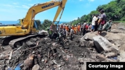 Tim SAR Gabungan evakuasi korban banjir bandang yang tertimbun material tanah dan bebatuan di desa Waematan, Kabupaten Lembata, NTT, Kamis (8/4) (Courtesy: Basarnas Makassar).