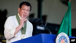 Le président philippin Rodrigo Duterte s'adresse aux soldats lors de la célébration du 120e anniversaire de l'armée nationale à Fort Bonifacio, à l'est de Manille, Philippines, le 4 avril 2017.