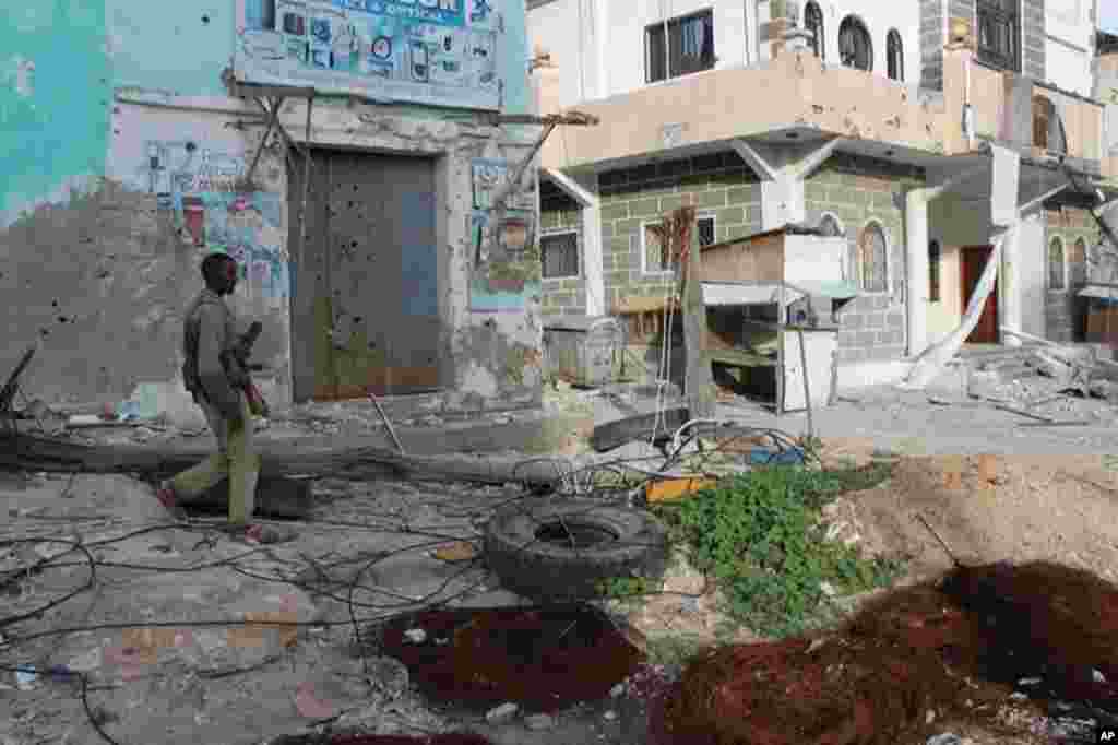 Signs of the Bakara Market’s former prosperity alongside the pockmarks of war (VOA - P. Heinlein)