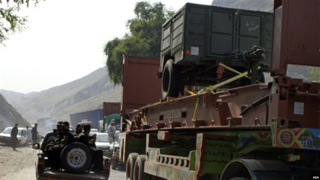 Konvoi truk perbekalan pasukan NATO di Afghanistan. Iran khawatir bahan bakar yang disalurkan dipakai untuk keperluan pasukan koalisi.