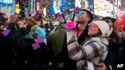 Foto Achiv: Konfeti ap tonbe desann pandan moun ap fete nouvel an an nan Times Square, Nouyok, 1 Janvye 2017.
